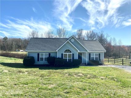 905 Pondside Drive