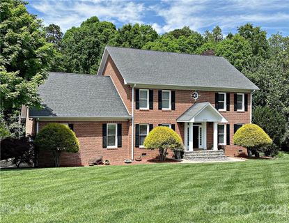 1618 5th Street Drive sold home in Country Club Park, Hickory, NC