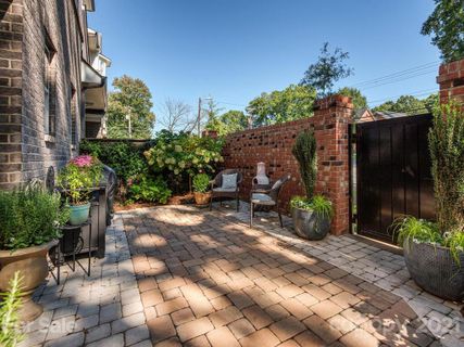 1221 Cotswold Place