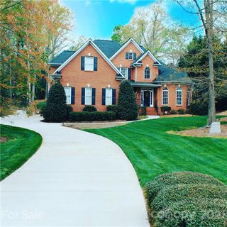 1404 Hoxton Court