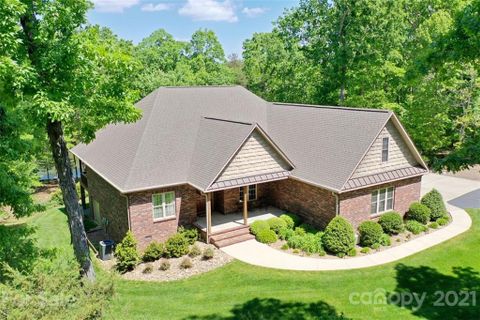 443 Harbor Drive sold home in Stoney Point Harbor, Lexington, NC