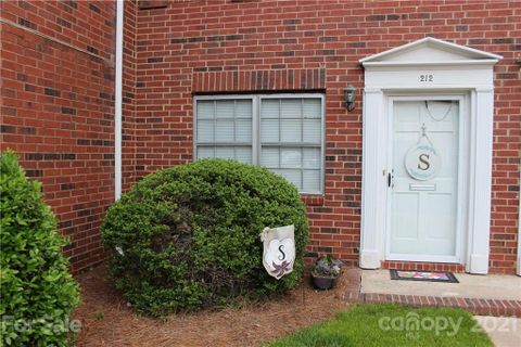 1300 Larchmont Place 212