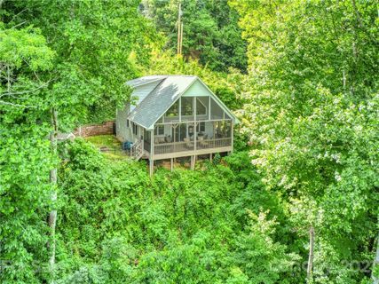 1445 Red Maple Drive sold home in Mountain Ridges Estates, Waynesville, NC