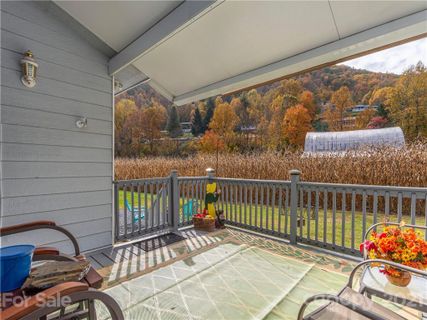 106 Market Street sold home in Village Glen, Maggie Valley, NC