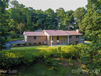 409 Lamp Post Drive sold home in Lamplighter Estates, Zirconia, NC