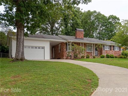 921 W Blue Ridge Road sold home in Hillandale, East Flat Rock, NC