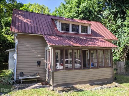 20 Claxton Place sold home in Chestnut Hill, Asheville, NC