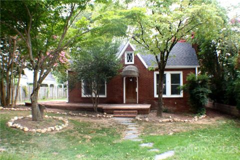 902 Venus Street