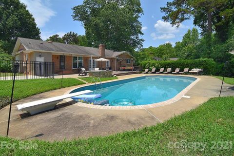5816 Clubhouse Court