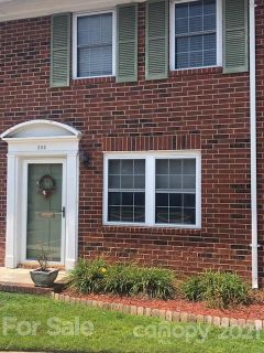 1300 Larchmont Place 203