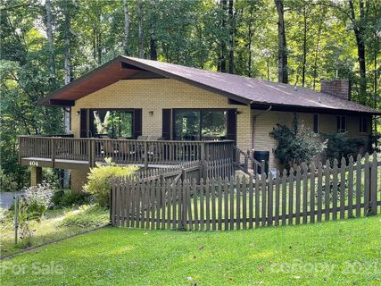 404 Sky Ridge Lane sold home in Sky Lake Estates, Hendersonville, NC