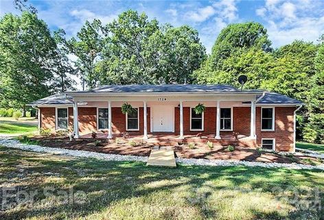 1729 Oakridge Drive