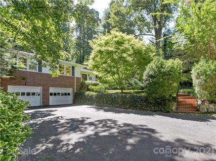 225 Arbutus Lane sold home in Laurel Park, Hendersonville, NC