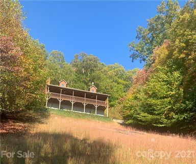 208 Trappers Run Drive sold home in Chestnut Hill Estates, Burnsville, NC