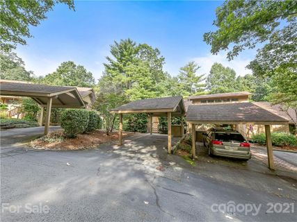 105 Chinquapin Oak Lane