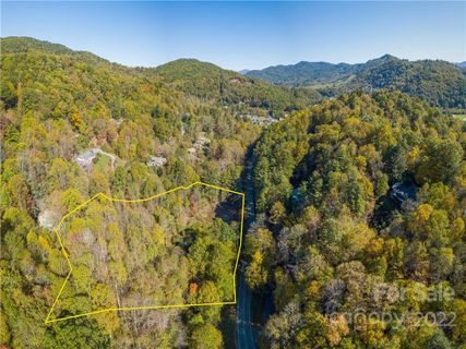 000 Fox Run Road sold home in Fox Run Meadows, Waynesville, NC