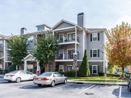 900 Vista Lake Drive 302