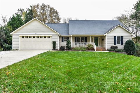 585 Foxwood Drive