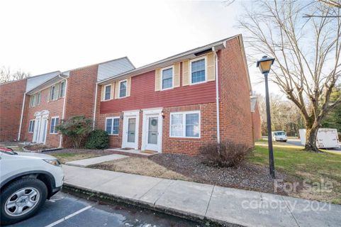 1300 Larchmont Place 201