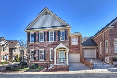 1225 Dilworth Crescent Row