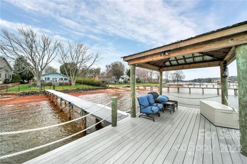 219 Commodore Loop