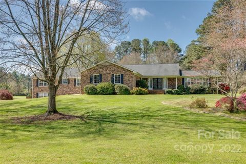 2107 Meadow Lane sold home in Meadow Lakes I, Rock Hill, SC