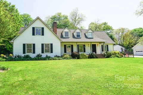 3022 8th Street Court sold home in Windsor Forest, Hickory, NC
