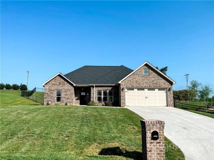 1911 46th Avenue Drive sold home in Forest Creek Estates, Hickory, NC