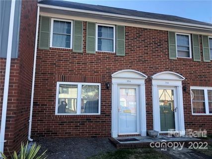 1300 Larchmont Place 204