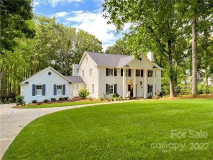 1317 Meadowood Lane