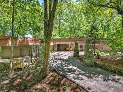 800 Indian Hill Road sold home in Indian Hill, Hendersonville, NC