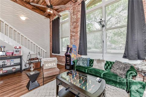 201 Hoskins Road 106