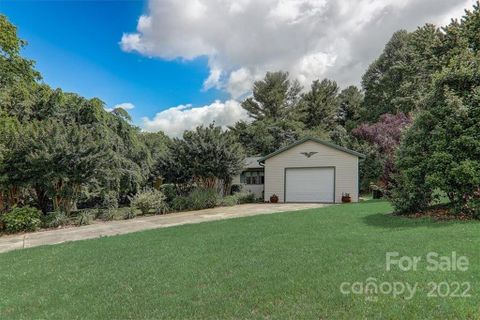 22 Stoney Nob Drive sold home in Woodland Trace, Hendersonville, NC