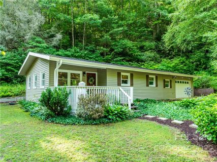 817 Holiday Drive sold home in Blue Ridge Estates, Hendersonville, NC