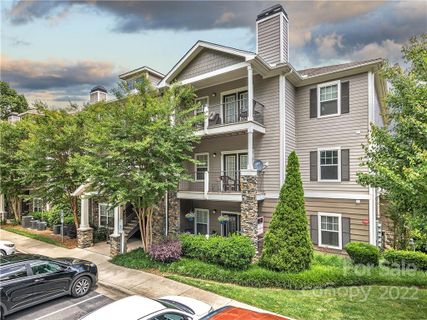 900 Vista Lake Drive 105