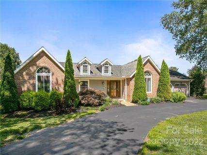 136 Mountain Valley Drive sold home in Mountain Valley, Hendersonville, NC