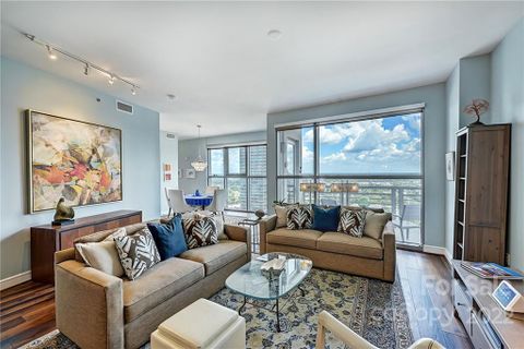 333 W Trade Street 2204