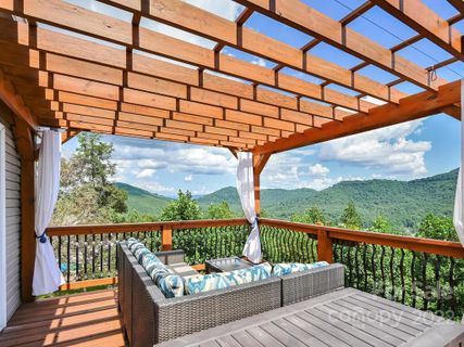18 Harmony Ridge Road sold home in Meadows Of Enka, Candler, NC