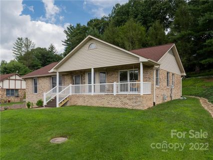 125 Mountain Valley Drive sold home in Mountain Valley, Hendersonville, NC