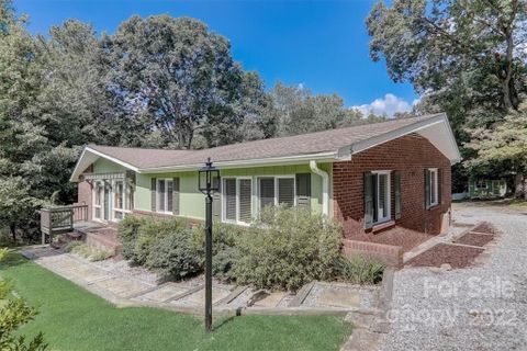 137 E Whisperwood Circle sold home in Whisperwood, Hendersonville, NC