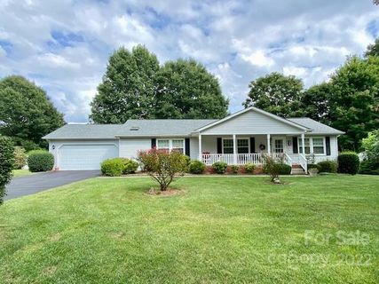 15 Meadow Drive sold home in Meadows Of Etowah, Horse Shoe, NC