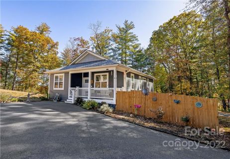 4 Summit Circle sold home in Toms Hill Park, Hendersonville, NC
