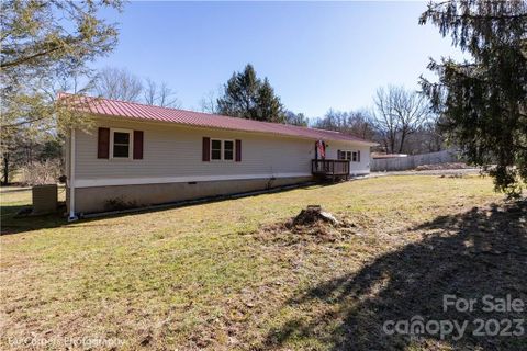 8 Ross Farm Road sold home in L & E Meadows, Waynesville, NC