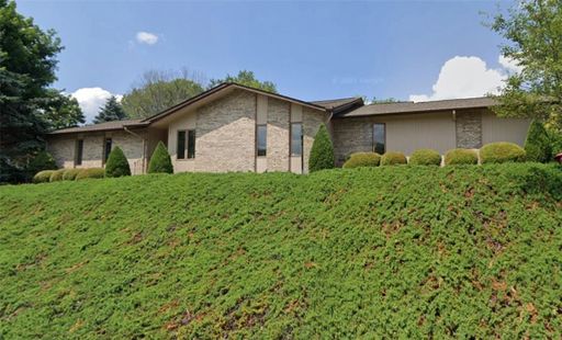 3049 S Lakeshore Drive