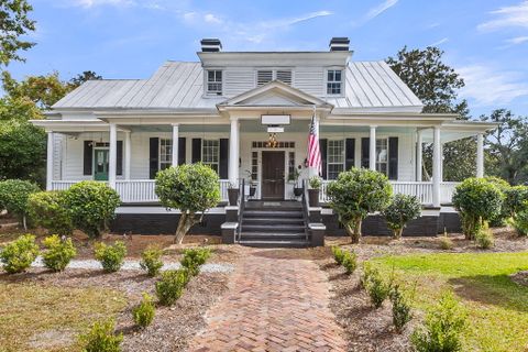 115 S Magnolia Street active home in Historic District, Summerville, SC