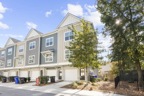 1265 Allusion Lane active home in Gregorie Ferry Towns, Mount Pleasant, SC