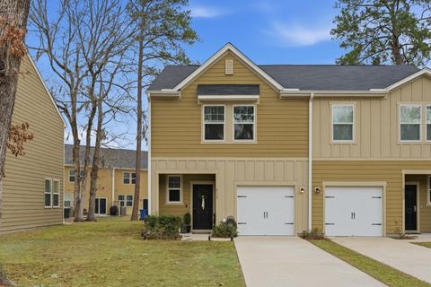 8348 Child S Cove active home in Summers Bend On The Ashley, North Charleston, SC