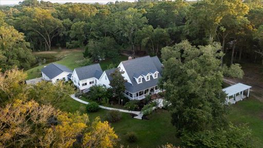A home in Cherry Hill Plantation, Wadmalaw Island