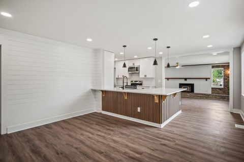 1136 N Highway 17a
