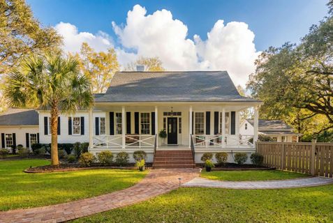 111 E Carolina Avenue active home in Historic District, Summerville, SC